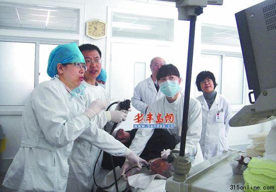 醫(yī)生正在給原大爺治療。 醫(yī)生正在給原大爺治療。