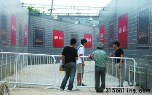 昨日下午,通往工地的通道由保安和兩名男子把守。本報(bào)記者 吳江 攝