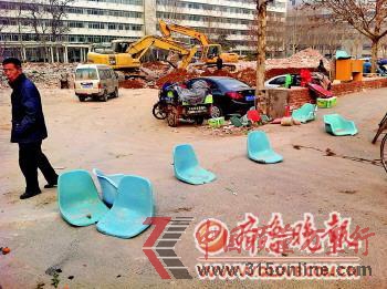 工地的入口處擺上了障礙物,不讓車輛再進入工地停車。 本報記者 趙偉 攝 工地的入口處擺上了障礙物,不讓車輛再進入工地停車。 本報記者 趙偉 攝