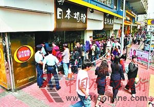 很多內(nèi)地家長(zhǎng)到日本都要排隊(duì)買(mǎi)日本奶粉回國(guó)。 很多內(nèi)地家長(zhǎng)到日本都要排隊(duì)買(mǎi)日本奶粉回國(guó)。