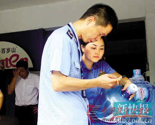 ■執(zhí)法人員在店外堆放的空桶中,找到了一個標(biāo)有問題生產(chǎn)許可證號的塑料桶。新快報(bào)記者付玉良/攝 ■執(zhí)法人員在店外堆放的空桶中,找到了一個標(biāo)有問題生產(chǎn)許可證號的塑料桶。新快報(bào)記者付玉良/攝